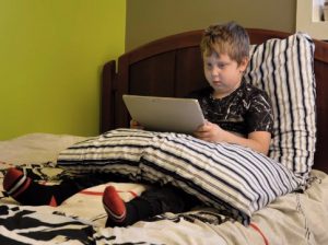 Working-from-the-bed-kid